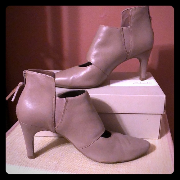 AEROSOLES Shoes - AEROSOLES Leather Shootie Pumps